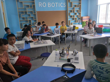 小学创客实验室建设方案 创客仪器 可编程智能步行马 机器人1号