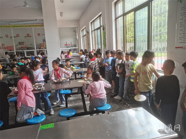 铜陵市正式实施中小学“放心午餐”工程 首日4.2万余名学生在校就餐
