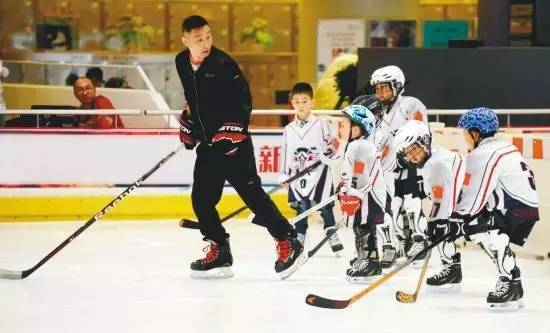 发展冰雪运动特色校 需破解场地师资问题