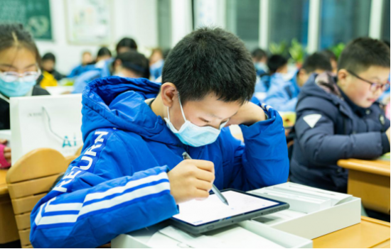 訊飛智能學習機筑夢班正式開啟，首站走進合肥第五十中