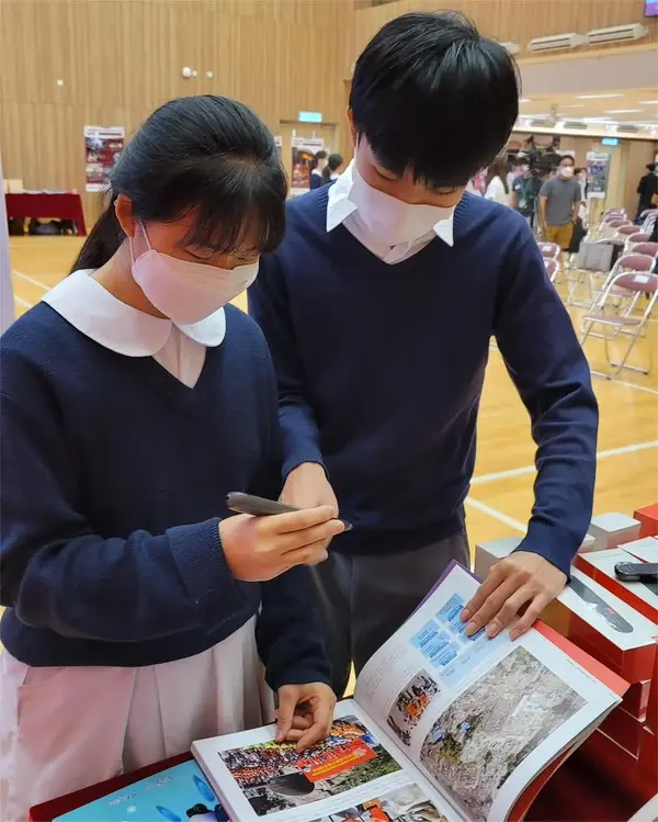 庆祝香港回归25周年 有道词典笔助力东华三院五校智慧校园建设