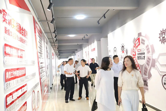 天門職業學院與兩家企業簽署校企戰略合作協議