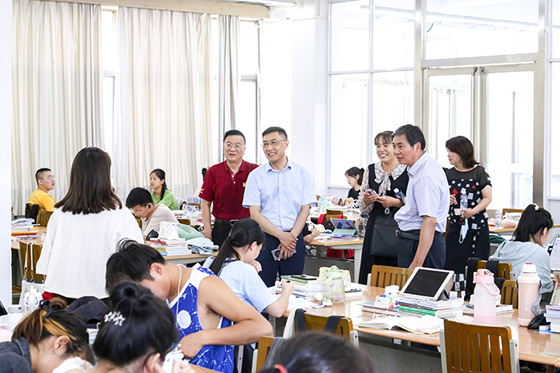 淮北師范大學領導看望暑期留校學生并調研濱湖校區圖書館建設