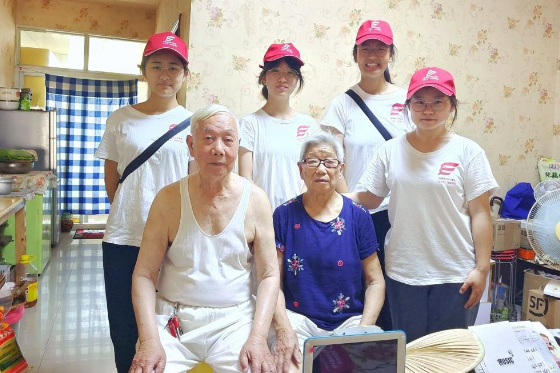 西南醫科大學“賡續紅色記憶，‘青’承時光暮年”暑期社會實踐隊開展走訪入戶活動