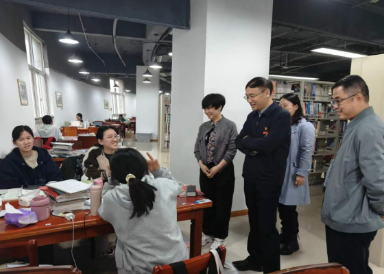 豫章師范學院領導深入圖書館調研指導工作