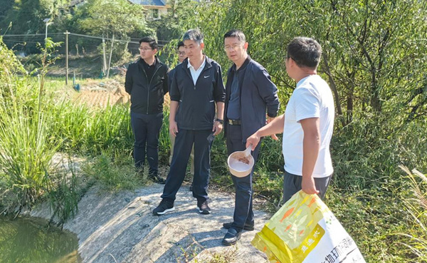 貴州醫科大學黨委副書記劉文帶隊赴亞茶村開展鄉村振興工作調研