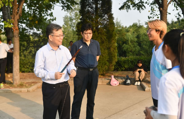 河南城建学院党委书记范晓伟看望慰问学校民族传统体育代表队运动员和教练员