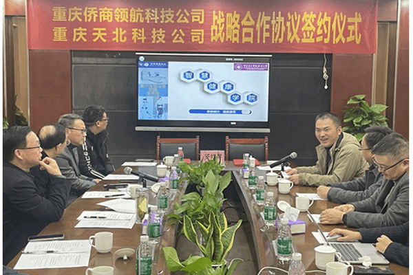 重慶電子科技職業大學副校長謝光輝參加企業戰略合作儀式，助力產學研用深度融合