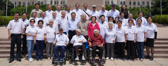 相识62年 大连理工大学原造船系1963级校友重返母校补办毕业典礼