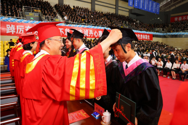 大连医科大学隆重举行2025届毕业典礼暨学位授予仪式