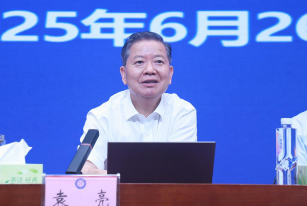 安徽理工大学校长袁亮向淮南市9所高中推介学校