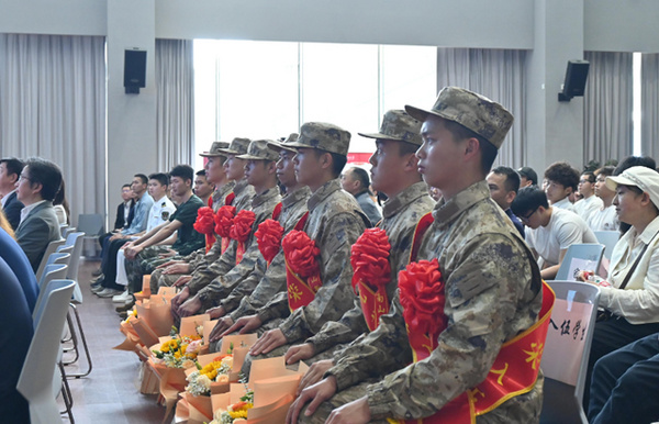 深圳大学欢送新兵入伍 与招行合作助毕业生“先就业再入伍”