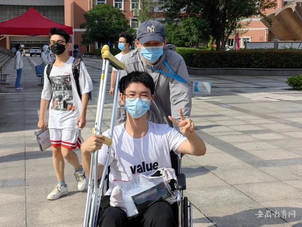 安徽铜陵市12900名考生奔赴考场参加2022年高考