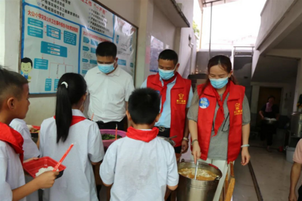 愛心助學，情暖“六一”丨博士有成對岑溪市大公小學捐資助學