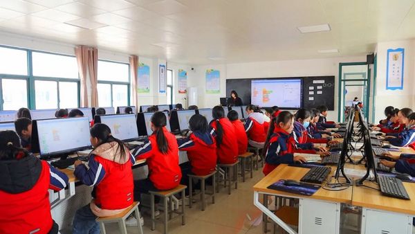 龍芯助力自主信息化教育 超百所學校標桿案例落地應用