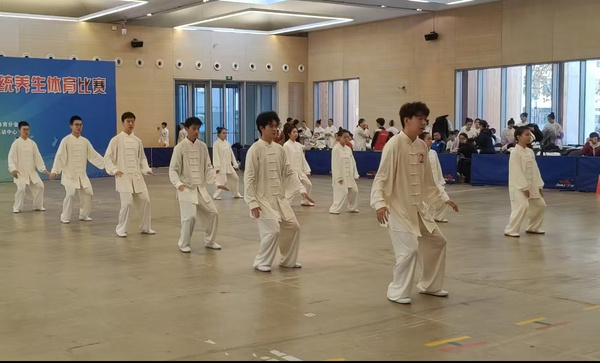 北京郵電大學傳統養生隊在“首都高等學校第二十四屆傳統養生比賽”中獲得男子甲組個人24式太極拳第四名