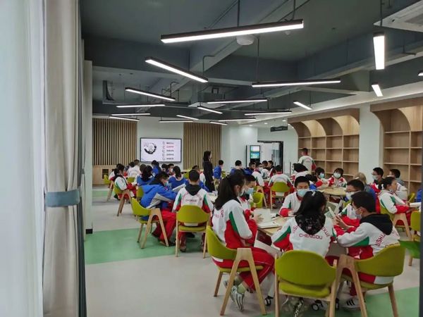 成都第四十九中学图书馆为梦想加油