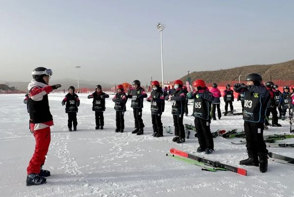 冰雪运动进校园 | 一起走进呼和浩特市中小学滑雪研学实践活动