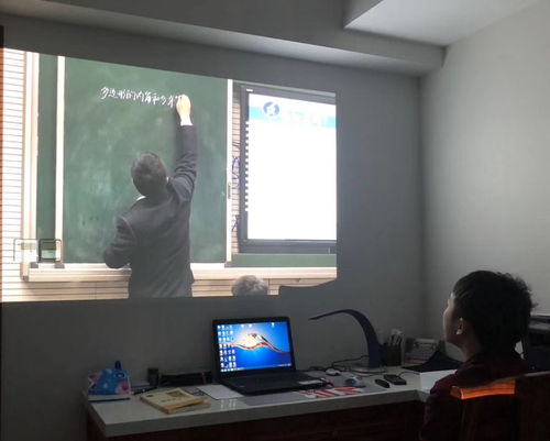在家上網課用什么裝備好？明基智能商務投影儀值得擁有
